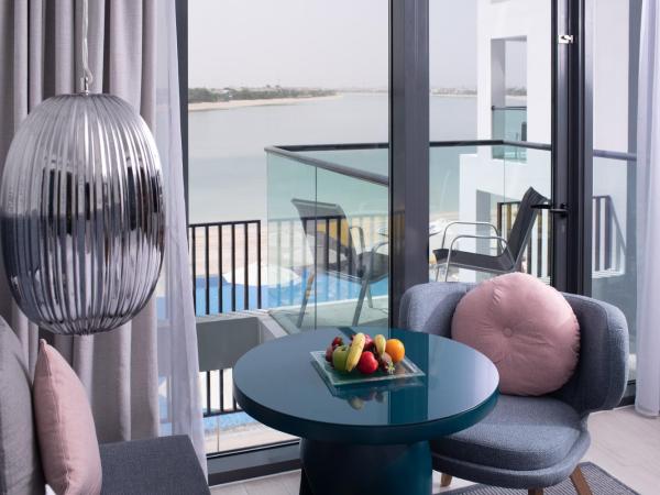 C Central Hotel and Resort The Palm : photo 8 de la chambre chambre premium avec balcon - vue sur la plage de palmiers