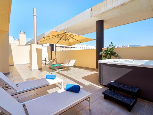 Eurostars Málaga : photo 4 de la chambre suite junior avec terrasse et bain à remous