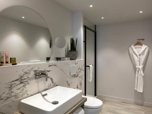 Citadines Confluent Nantes : photo 2 de la chambre studio deluxe avec douche