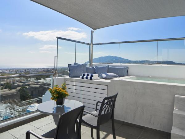 Aressana Spa Hotel & Suites - Small Luxury Hotels of the World : photo 1 de la chambre suite avec jacuzzi - vue sur mer