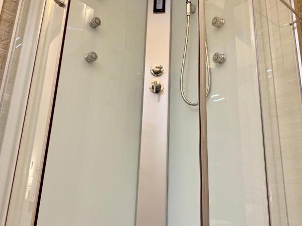 Affittacamere Virginia's Rooms : photo 6 de la chambre chambre double deluxe avec douche