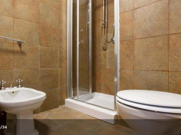 Let's B&B : photo 2 de la chambre chambre triple avec salle de bains privative