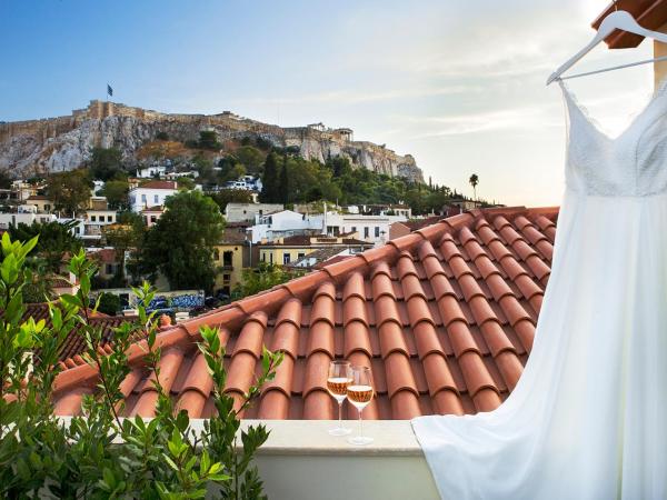 A77 Suites : photo 8 de la chambre suite typique avec jacuzzi privé - vue sur acropole