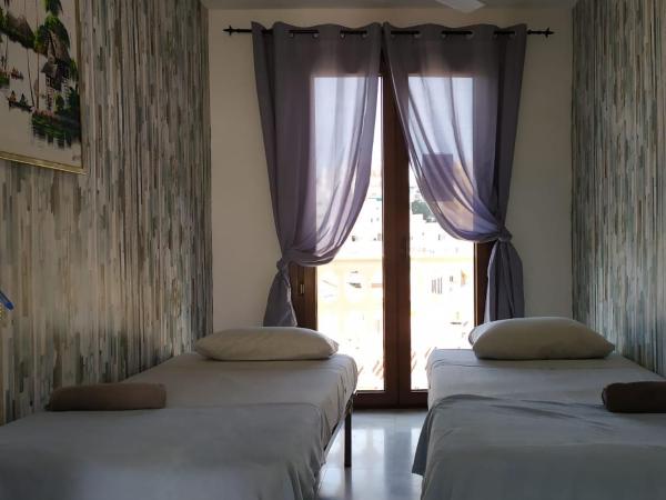 Málaga Centro Hostel : photo 2 de la chambre chambre double ou lits jumeaux avec salle de bains commune