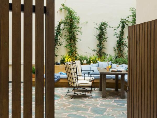 A77 Suites : photo 5 de la chambre suite avec cour