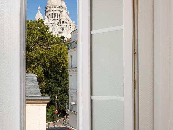 Le Village Montmartre by Hiphophostels : photo 1 de la chambre chambre triple - vue sur basilique du sacré-cœur