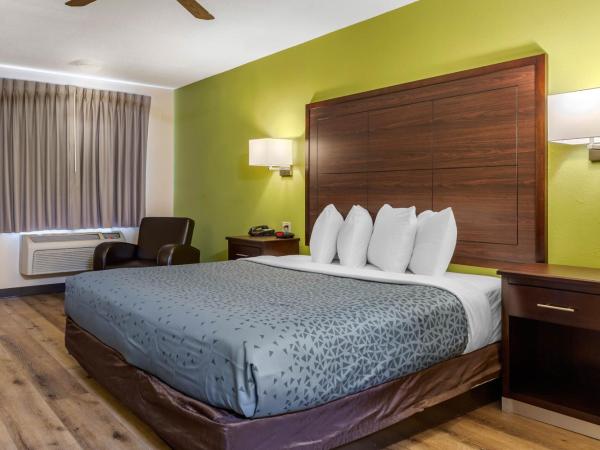 Econo Lodge West - Coors Blvd : photo 3 de la chambre chambre lit king-size - non-fumeurs