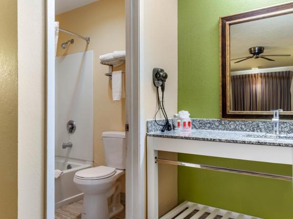 Econo Lodge West - Coors Blvd : photo 2 de la chambre chambre avec 2 grands lits queen-size