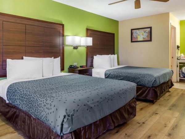 Econo Lodge West - Coors Blvd : photo 5 de la chambre chambre avec 2 grands lits queen-size