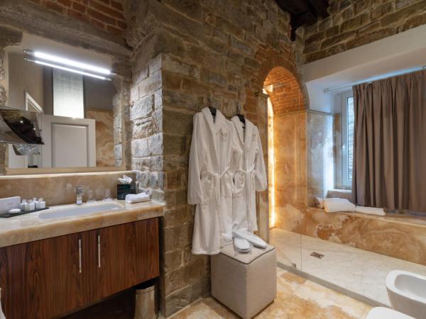 Donati Luxury Tower Suites : photo 4 de la chambre donatello - suite with partial duomo view