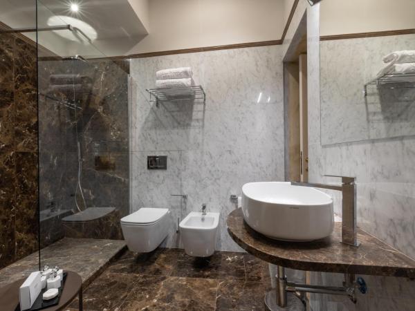 Donati Luxury Tower Suites : photo 6 de la chambre michelangelo - suite with private jacuzzi® with partial duomo view
