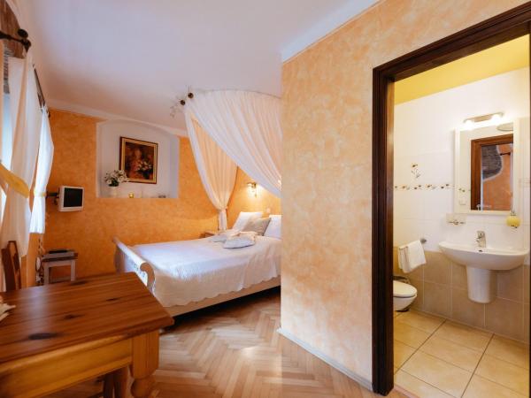 Boutique Hotel Romantick : photo 6 de la chambre chambre double avec lit d'appoint