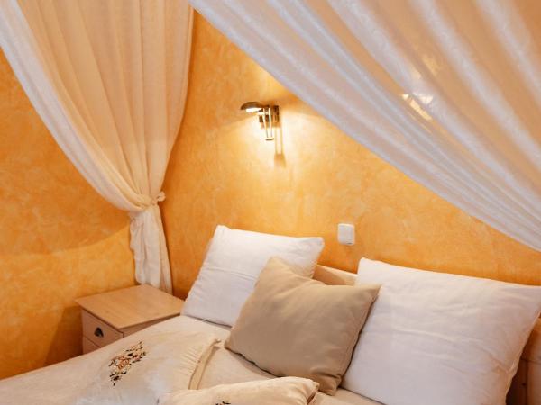 Boutique Hotel Romantick : photo 2 de la chambre chambre double avec lit d'appoint