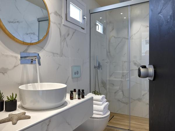 Marni Village : photo 8 de la chambre bungalow de luxe en duplex avec piscine à débordement privée