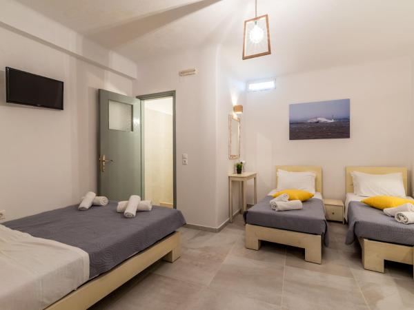 Orpheas Rooms : photo 2 de la chambre chambre triple Économique - demi sous-sol