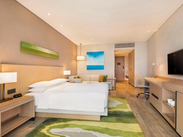 Hyatt Place Sanya City Center : photo 7 de la chambre chambre lit king-size avec canapé-lit et vue sur la piscine 