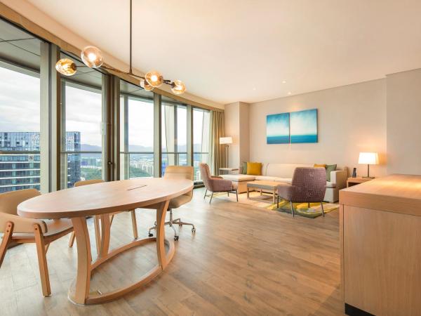 Hyatt Place Sanya City Center : photo 4 de la chambre suite lit king-size avec canapé-lit