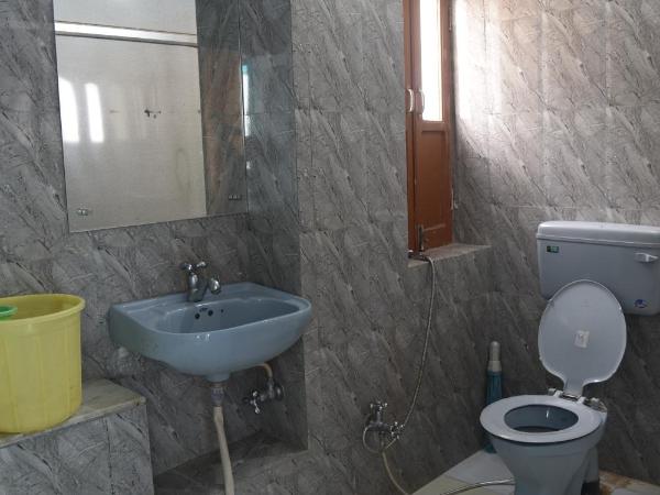 Sunshine Guest House & Restaurant : photo 8 de la chambre chambre familiale avec salle de bains privative