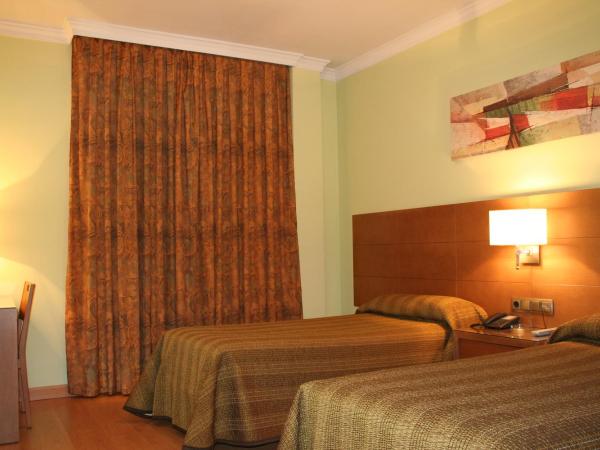 Hotel 4C Puerta Europa : photo 1 de la chambre chambre lits jumeaux