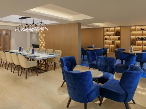 Novotel Ahmedabad : photo 5 de la chambre pet friendly studio suite with living-cum-bedroom, kitchenette and premier lounge access