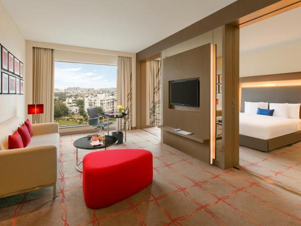 Novotel Ahmedabad : photo 6 de la chambre master suite with separate living rooms and bedroom, jacuzzi and premier lounge access
