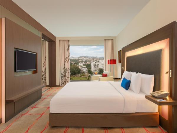 Novotel Ahmedabad : photo 4 de la chambre master suite with separate living rooms and bedroom, jacuzzi and premier lounge access