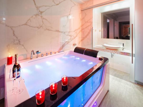 Hotel Aura Design & Garden Pool : photo 6 de la chambre chambre bien-Être avec jacuzzi privé