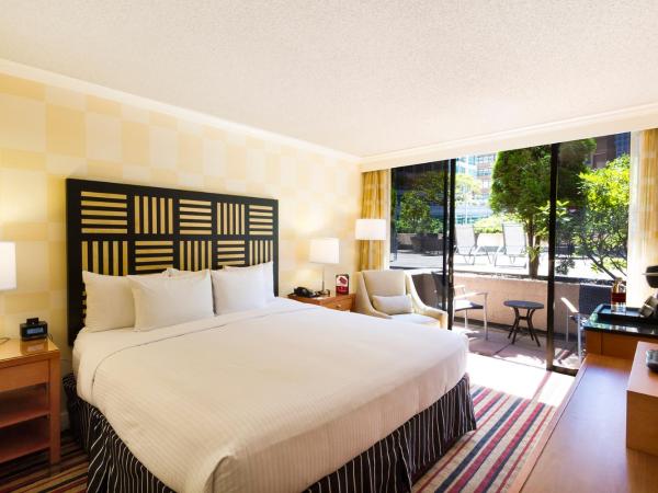 Pinnacle Hotel Harbourfront : photo 3 de la chambre hébergement lit king-size accessible par la terrasse