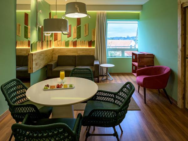 Hotel Nacional Inn Curitiba Santa Felicidade : photo 4 de la chambre suite lit king-size