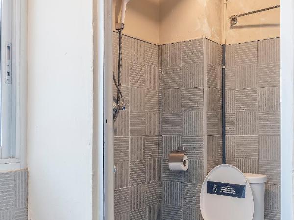 HOOT Hostel & Ratchada : photo 3 de la chambre chambre double ou lits jumeaux avec salle de bains privative