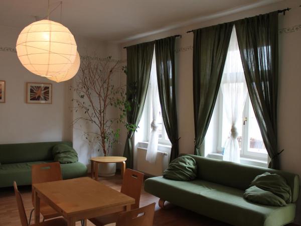 Hostel Louise 20 : photo 6 de la chambre chambre double avec salle de bains commune