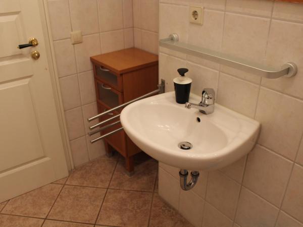Hostel Louise 20 : photo 6 de la chambre chambre simple avec salle de bains commune