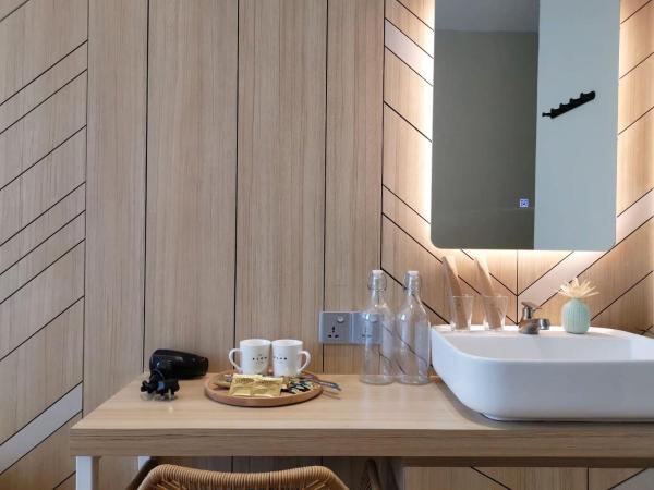 Oikos Poshtel : photo 2 de la chambre chambre double deluxe - vue latérale sur mer