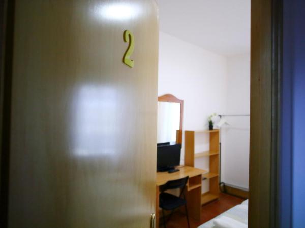 Pensión San Telmo / San Juan : photo 3 de la chambre chambre lits jumeaux avec lit d'appoint et salle de bains commune