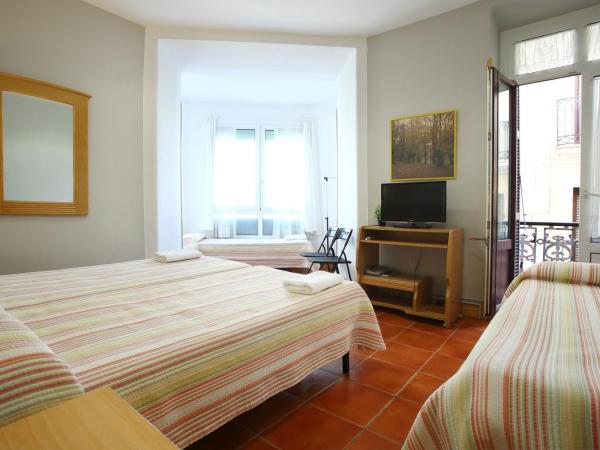 Pensión San Telmo / San Juan : photo 2 de la chambre chambre familiale standard avec salle de bains commune