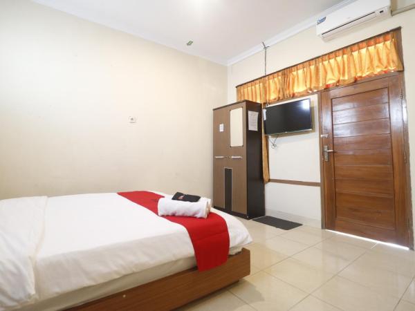 RedDoorz Plus @ Jalan Parangtritis 2 : photo 5 de la chambre chambre double