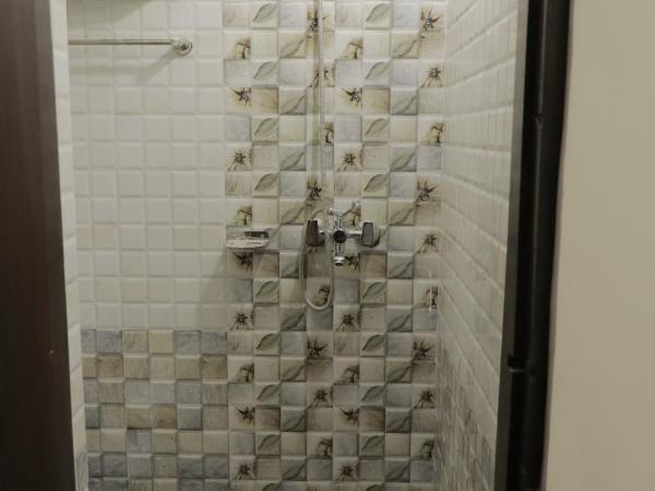 Birds Nest Hostel : photo 4 de la chambre chambre triple avec salle de bains