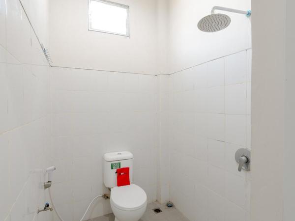 RedDoorz Plus Syariah @ Raya Nginden 2 : photo 7 de la chambre chambre double