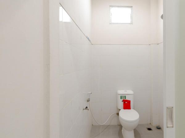 RedDoorz Plus Syariah @ Raya Nginden 2 : photo 6 de la chambre chambre double