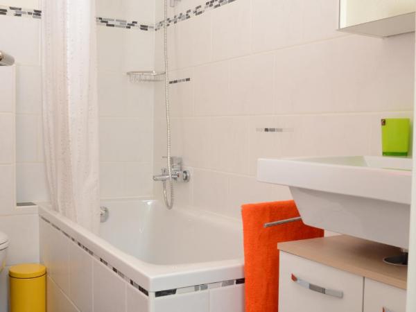 Guesthouse Casa Esperanza Basel : photo 1 de la chambre chambre double avec salle de bains commune