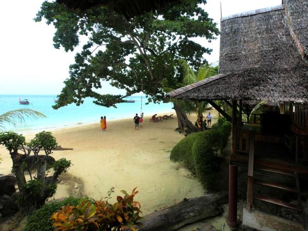 Phi Phi Relax Beach Resort : photo 3 de la chambre bungalow côté plage