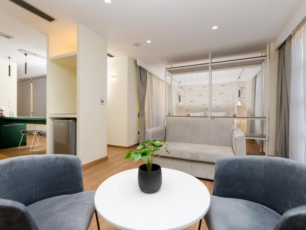 SUITES@SYNGROU-FIX : photo 7 de la chambre suite lit king-size avec baignoire spa