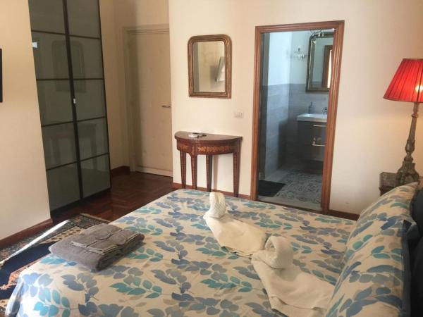 La Casa di Emanuella - Rooms & International Suites : photo 8 de la chambre chambre lit king-size