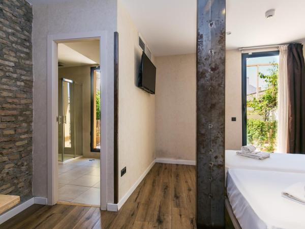 Black Swan Hostel Sevilla : photo 2 de la chambre chambre familiale avec terrasse