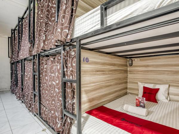RedDoorz Hostel @ Feliz Noche Cengkareng : photo 3 de la chambre lits superposés dans dortoir masculin 