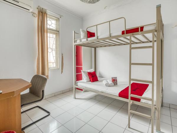 RedDoorz Hostel @ Feliz Noche Cengkareng : photo 1 de la chambre lit simple dans dortoir mixte