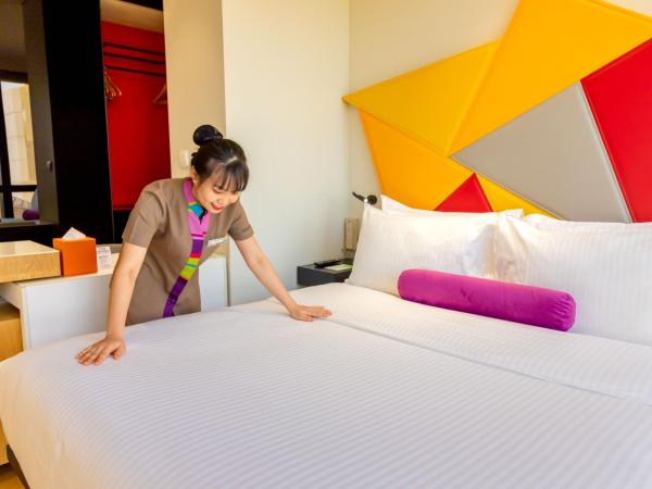 Ibis Styles Singapore On Macpherson : photo 2 de la chambre chambre standard lit queen-size avec vue sur la piscine