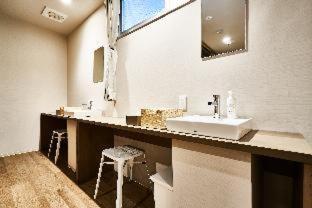 &AND HOSTEL HOMMACHI EAST : photo 4 de la chambre room #492508820