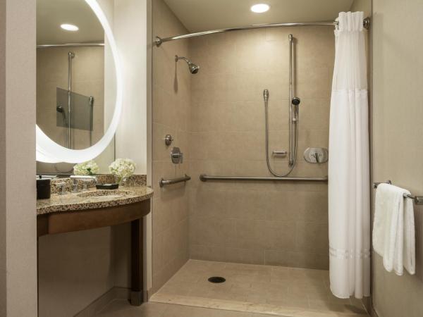 Hyatt Regency Orlando : photo 5 de la chambre chambre lit king-size pour personnes à mobilité réduite avec douche accessible aux personnes à mobilité réduite