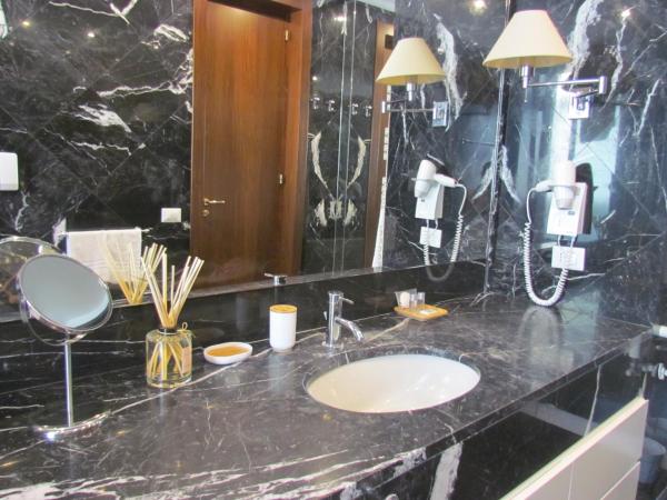 Room 56 - Le Dimore : photo 7 de la chambre suite lit king-size avec baignoire spa